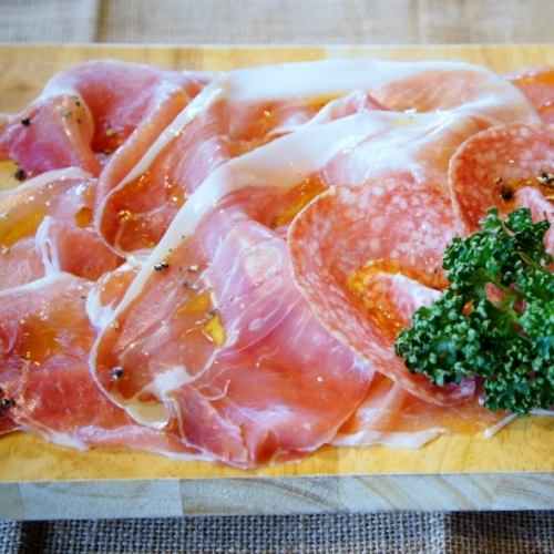 【大人気シリーズ】生ハムとサラミのてんこ盛り