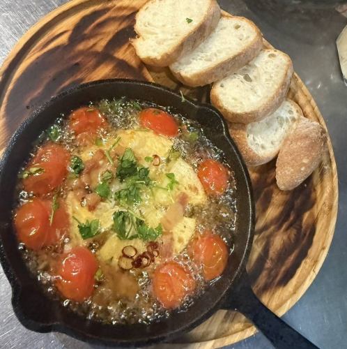 トマトとカマンベールのアヒージョ