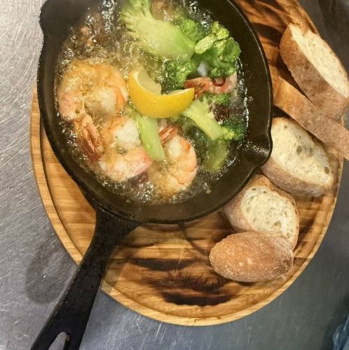 海老とアサリのアヒージョ