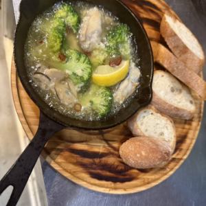 牡蠣とブロッコリーのアヒージョ
