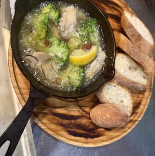 牡蠣とブロッコリーのアヒージョ