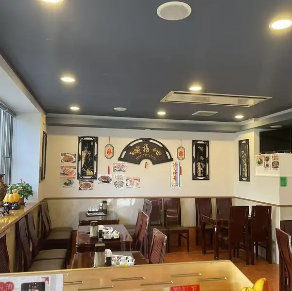 当店は、ふらっと立ち寄れるアットホームな中華料理屋です♪皆様のお越しを心よりお待ちしております。店内のテーブルは自由に動かせますので、お客様の人数に合わせて柔軟にお席をご用意出来ます。お一人様からご家族、グループでのお食事会までどんなシーンでも大歓迎!気兼ねなくゆったりとした時間をお過ごしください♪