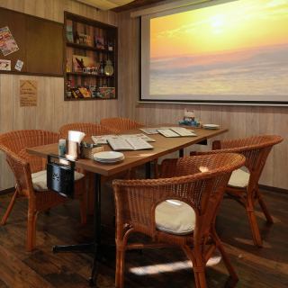 大型プロジェクト前のテーブル席はテーブルを組み合わせて5名様-最大12名様でご利用可能！宴会、飲み会に是非！