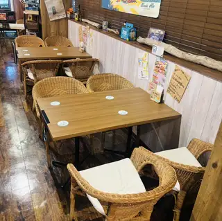 ・4名席が3つ ・4名席の個室が1つございます。(個室はソファー席になります。)テーブルが動かせるので12名様までは一列でご利用いただけます♪