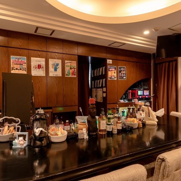 ≪友人との飲み会や各種宴会に！≫ゆったりとくつろげるソファー席♪友人同士や仕事仲間との飲み会や女子会でのご利用にぴったりな親しみやすいアットホームな雰囲気です◎ゆったりとした空間で、お酒を楽しみながら会話を弾ませることができます。心温まるリラックスした環境で、特別なひとときをお過ごしください◎