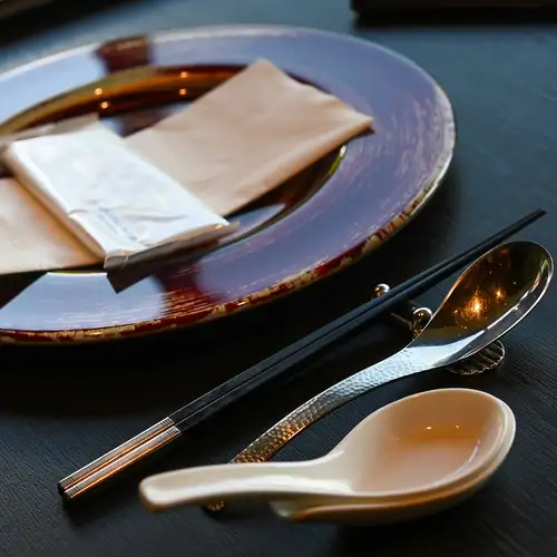 Enjoy delicious food with carefully selected tableware, spoons, and chopsticks