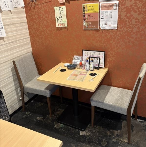 【レイアウト変更も可能】温かみのあるテーブル席は、ご友人との飲み会やご家族でのお食事など、3名様以上のグループ利用にぴったり。人数に合わせて席をご用意できるので、少人数の宴会も快適です。リラックスできる空間で、会話に花を咲かせてください。