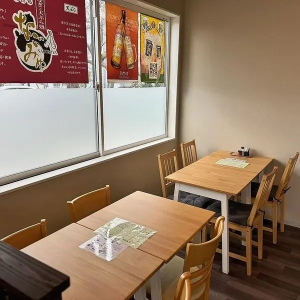 4名様掛けのテーブル席を5卓ご用意いたしております。ご友人との飲み会やご家族様とのお食事などに最適です。お子様用の椅子もございますので、ご入用の際はお気軽にお声がけ下さい。