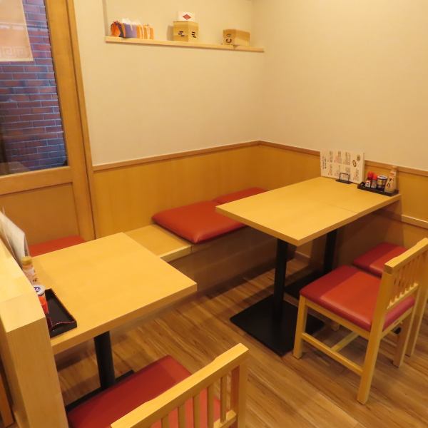 【◆◇～幅広い用途でご利用可能～◇◆】お子様連れのご家族にも人気のテーブル席。ご宴会の後の1杯を同僚と楽しむのも一興。お子様連れやご家族、お友達と一緒にお楽しみ頂けるテーブル席もご用意しております！一人でフラッとも入りやすいカウンターもご用意しております！お仕事帰りの一杯にもぜひ！