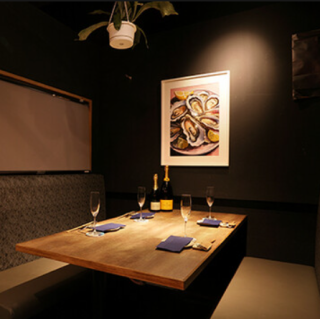 焼肉屋の奥の隠し扉の先にある魅惑の空間。テーブル席は2~4名様までご利用いただけます。各種宴会に是非ご利用ください。