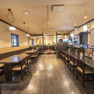 テーブルのお席はご家族様でのお食事や慰安旅行などに最適なお席です。