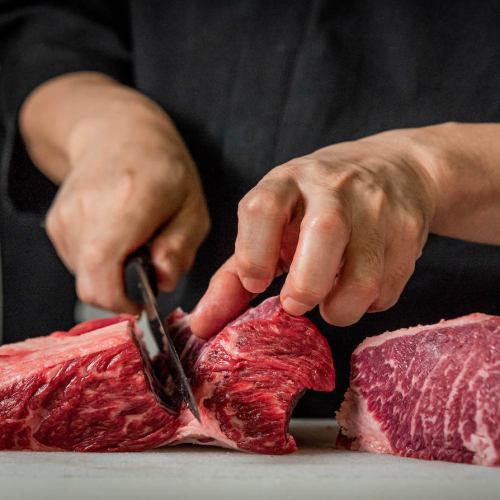 由肉类工匠手工切割提供