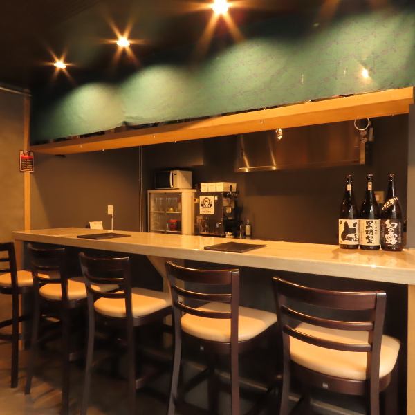 【がやがやとせず、大人の落ち着いた雰囲気が漂う店内は、デートや普段のお食事に最適です】本場イタリアン料理をゆったりと堪能しながら、会話を楽しみませんか?2時間と3時間で選べるお得な飲み放題付きコースもご用意しているので、お気軽にお立ち寄りください。シックな空間で味わう、上質な時間をお届けいたします。