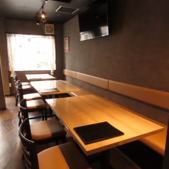 4人掛けテーブルを5卓ご用意しており、連結することで大人数にも対応可能です。落ち着いた雰囲気の店内で、女子会や各種ご宴会に最適◎ゆったりと美味しい料理とお酒をお楽しみいただけます。