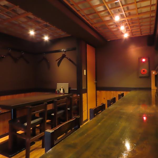 [Counter seats] The spacious counter seats, with a wood-based Japanese modern atmosphere, are perfect for both solo diners and dates.The warm lighting brings out the beautiful wood grain, allowing you to enjoy a high-quality, luxurious moment.We look forward to your reservation.