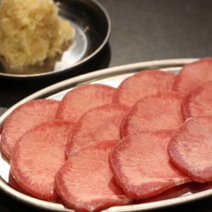 Tongue with green onion and salt