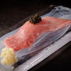 ひれ炙り握り キャビアを乗せて