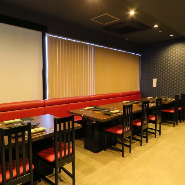 広々とした開放感のある店内には、ゆったり座れるテーブル席をご用意しております。洗練された空間で、至福のひとときをお過ごしください。ご家族でのお食事やプライベート飲み会など様々なシーンでご利用いただけます。お席が多数ございますので、大人数でのご利用も可能です。大型宴会や打ち上げ、同窓会などにも最適。