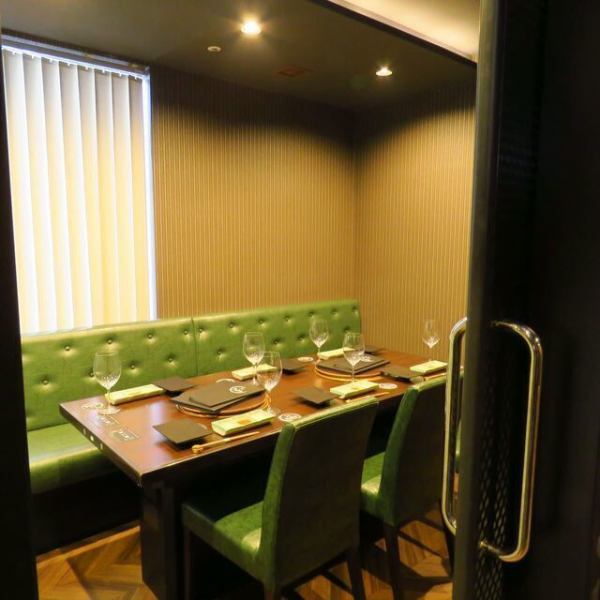 プライベート感を重視した個室席は、大切な方とのお食事に最適です。周囲を気にせずゆったりと過ごせるため、特別な日のデートはもちろん、小さなお子様連れのご家族様も安心して焼肉をお楽しみいただけます◎A5ランク黒毛和牛の上質な味わいを囲みながら、水入らずで団らんのひとときをどうぞ♪