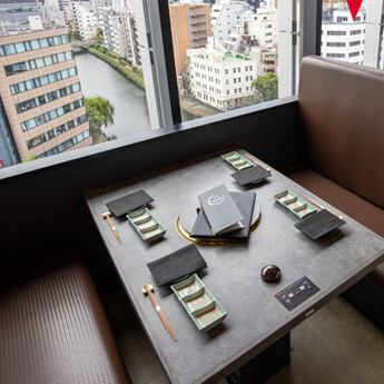 10階からの美しい夜景を眺めながらお食事が楽しめる開放的なテーブル席をご用意。窓の外に広がる煌びやかな景色が、二人の時間をより一層ロマンチックに彩ります♪オシャレで洗練された雰囲気の店内は、デートや記念日など、ムードを大切にしたいシーンにぴったりです◎茅場町の夜を彩る素敵なひとときを、ぜひ当店で。