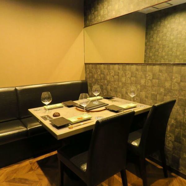 ビジネスシーンでの大切な接待や会食には、静謐で品格のある個室席がおすすめです。10階からの眺望と落ち着いた内装が、ゲストへのおもてなしをより上質なものへと引き立てます◎問屋を介さず仕入れる一頭買いならではのクオリティと、細やかなサービスで、大切な商談や特別な宴席を、誠心誠意サポートさせていただきます。