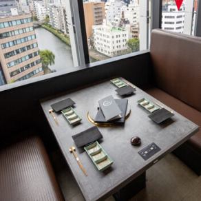 10階からの素晴らしい眺望を楽しめる、開放感あふれるテーブル席です。窓際の席では煌びやかな夜景を間近に感じられ、デートや記念日をロマンチックに彩ります♪また、広々としたボックスタイプのお席も完備しており、カジュアルな会食や仕事帰りの飲み会など、多彩なシーンで上質な焼肉をゆったりと満喫いただけます◎