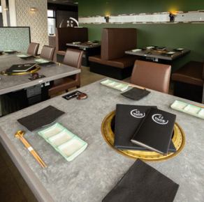 ワンフロア最大64名様までの大規模な貸切宴会を承っております。10階からの素晴らしい夜景を独占しながら、A5ランク黒毛和牛を堪能する贅沢なパーティーが実現します♪会社全体の打ち上げや結婚式の二次会、同窓会など、一体感のある空間で思い出に残るひとときを。人数やご予算、演出等もお気軽にご相談ください◎