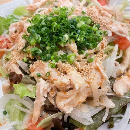 Spicy sesame salad with five-color vegetables and steamed chicken