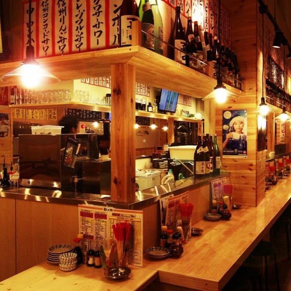 お一人様から複数人の宴会まで、幅広い用途に合わせてご利用いただける当店。いつでも活気と笑顔にあふれ、気軽に楽しめる店づくりを心がけております。おひとりでのご来店から、友人や家族とのリラックスした時間、または会社の懇親会やパーティーなど、様々なシーンに対応いたします。お気軽にお立ち寄りください♪