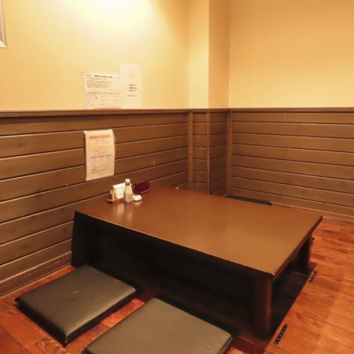 <p>当店にはロールスクリーンで仕切ることで半個室としてご利用いただける掘りごたつのお席をご用意しております◎またその時いらっしゃるお客様によってお店の雰囲気が変わるのも当店の魅力の一つとなっております！</p>