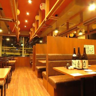 【貸切20名~可能】最大50名収容!会社全体の飲み会やイベント打ち上げ、オフ会などの大宴会にぴったりの2Fフロアをまるごと貸切できる安心空間!20名様~最大50名様まで対応可能で、他のグループを気にせず楽しめます。歓送迎会や忘年会、新年会にも!幹事特典も利用OKで、みんなに喜ばれる“大成功の貸切宴会”を。