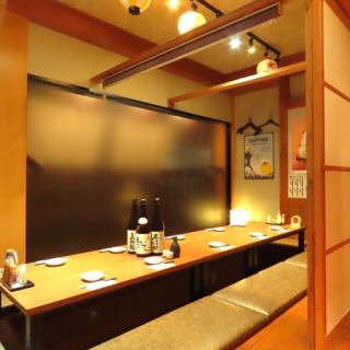 【心地よい個室でのひととき】大人数でも利用できる個室は、プライベート感があり、心安らぐ空間です!ゆったりとした時間を過ごせるよう、落ち着いた雰囲気が整っています♪会社宴会や女子会にもぴったりです◎