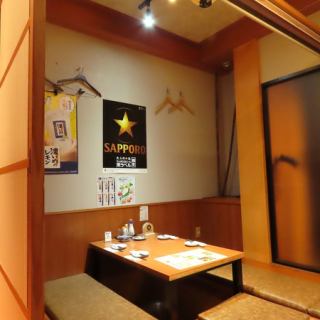 【ゆったりとくつろげる掘りごたつ席】掘りごたつ席で、足を伸ばしてリラックスしながら、心ゆくまでお食事を楽しめます!落ち着いた雰囲気の中、特別な時間をお過ごしいただけます。