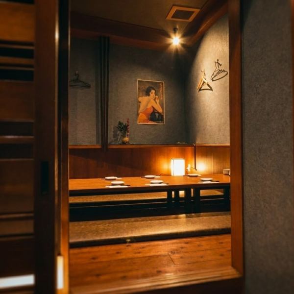 【会社帰りのサク飲みや友人との飲み会に】温かみある大衆的な雰囲気で4名テーブルや6名ソファー席など人数に応じた席をご用意してます。仕事帰りの同僚や気の合う仲間と一杯。隣のお客様との距離も近く「一緒に乾杯しましょう」と大人になってからの大切なご縁もあるかも!