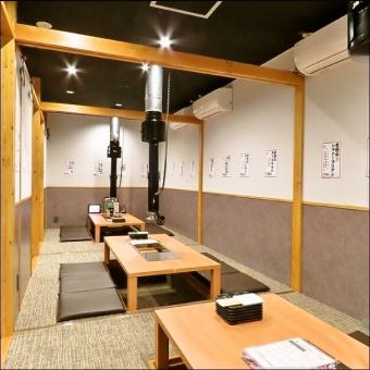 Because it is separated by a roll curtain, you can enjoy your meal in a semi-private room with good ventilation.