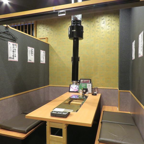 炭火で焼く美味しい焼肉を、こだわりの清潔な空間で心ゆくまでご堪能ください。食材の旨みを引き出す炭火焼きは、どの一口も格別です。ゆったりとした時間を楽しむのも、友人や家族とわいわい盛り上がる宴会にも最適です。