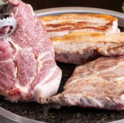 尽享正宗韩国料理！！最受欢迎的菜肴是五花肉♪ 品尝我们的【信州SPF级猪肉五花肉】！！