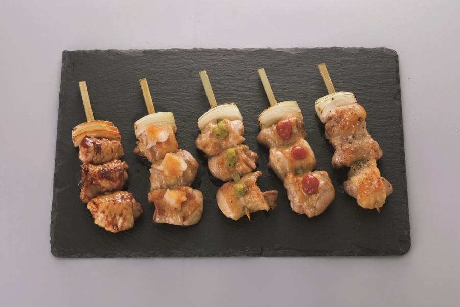 八剑殿的招牌菜“纯正日式鸡腿肉烤”！请根据自己的喜好享受恰到好处的口感和浓郁度。