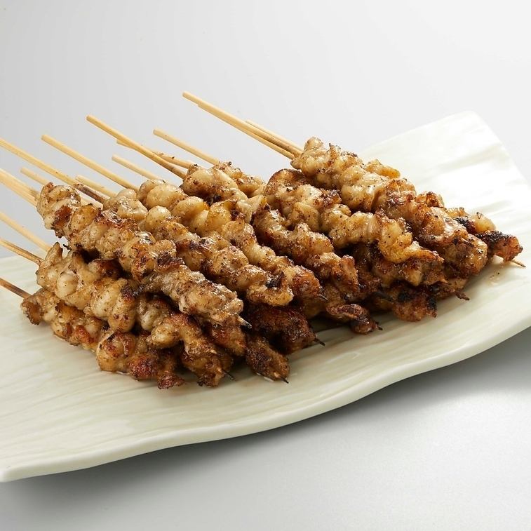 名物料理「ヤミツキとり皮」はかわの旨みとスパイシーさが自慢♪