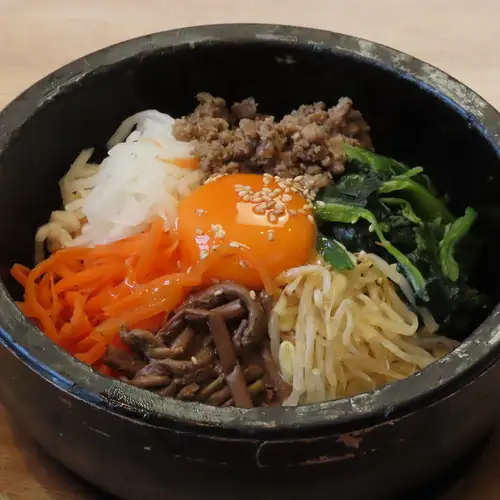 「bibim＝まぜる」人と笑顔が混ざり合う食堂。