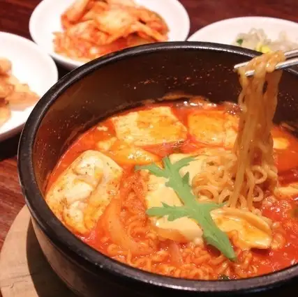 【人気No.1】辛味に良く合うチェダーチーズを使用したスンドゥブ◎ラーメンを入れてボリューム満点です♪