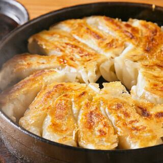 一番人気の「鉄鍋餃子」や名物のもつ鍋など絶品料理多数取り揃え★自慢の博多料理をお楽しみください！