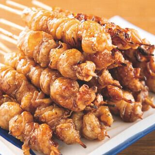 リーズナブルに楽しめる博多串焼きは1本165円(税込)～♪盛り合わせのご用意もあり大人数でシェアもOK★