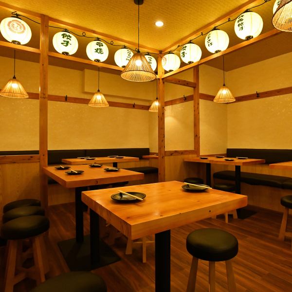広々として提灯が多い店内は、明るく活気に満ちた空間で、わいわい賑やかにお過ごしいただけます◎宴会コースは「定番コース」3480円(税込)、「お得コース」3980円(税込)、「一押し人気コース」4480円(税込)、「豪華コース」4980円(税込)の4種類ご用意！シーンや予算などに合わせてお好きなコースをお選びください☆