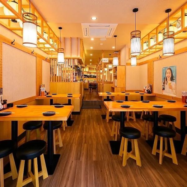 当店は水道橋駅西口から徒歩1分、東京ドームからもアクセスしやすく、集合・解散に便利◎全席で喫煙が可能となっており、お席を立たずにゆったりお過ごしいただけます。～31名様でご利用可能な個室席もございますので、大人数での宴会も◎ハイボール60分飲み放題660円(税込)もおすすめです♪