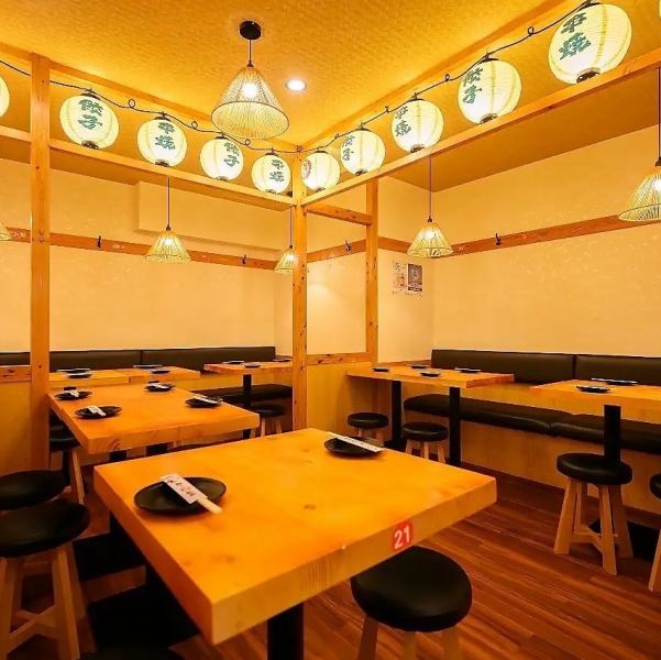 広々として提灯が多い店内は、明るく活気に満ちた空間で、わいわい賑やかにお過ごしいただけます◎宴会コースは「定番コース」3480円(税込)、「お得コース」3980円(税込)、「一押し人気コース」4480円(税込)、「豪華コース」4980円(税込)の4種類ご用意！シーンや予算などに合わせてお好きなコースをお選びください☆