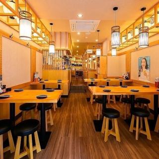 《最大100名様》各種宴会、貸切営業承ります。最大100名様までの大規模なご宴会や、店舗全体の貸切営業も承っております。 企業様の忘年会や決起会、同窓会など、皆様が一堂に会するお集まりに最適です。 ご予算やレイアウトなども柔軟にご相談に応じますので、お気軽にお問い合わせください。