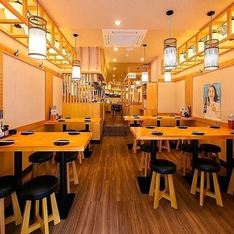 《最大100名様》各種宴会、貸切営業承ります。最大100名様までの大規模なご宴会や、店舗全体の貸切営業も承っております。 企業様の忘年会や決起会、同窓会など、皆様が一堂に会するお集まりに最適です。 ご予算やレイアウトなども柔軟にご相談に応じますので、お気軽にお問い合わせください。