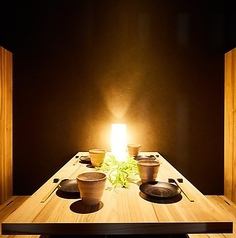 테이블의 개인실도 준비!! 2분부터 이용 가능합니다.따뜻한 조명에 비추어진 차분한 일본식 공간은 매일의 피로를 잊게 해줍니다.가족, 친구에서의 식사나 소중한 회의, 접대 등에도 최적입니다.부디 이용하십시오.