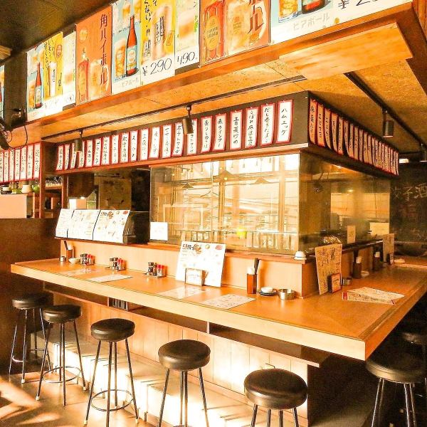 和風の店内で、全席喫煙可能！！仙台名物と全国各地の銘酒を存分にお楽しみ頂けます。ソーシャルディスタンス、定期的な換気等対策も行なっておりますので安心して下さい！！是非楽しいひと時をお過ごしくださいませ。